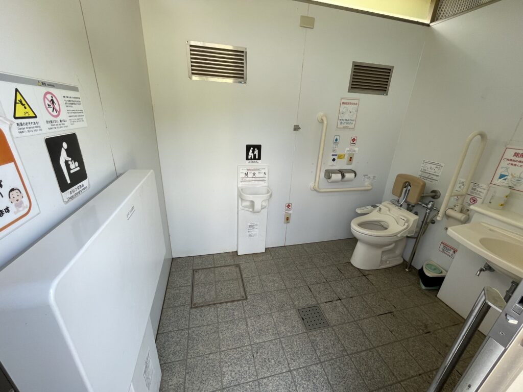 遊具コーナー近くのトイレ